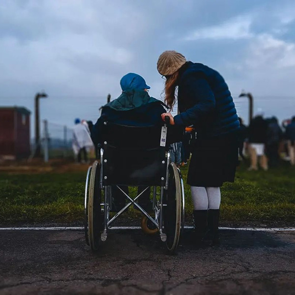 Bakit ang pagpili ng tamang wheelchair ay kapaki -pakinabang din sa tagapag -alaga?