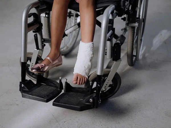 Kailangan ba ng mga ordinaryong tao ang na -customize na mga wheelchair? Ano ang pagkakaiba sa pagitan ng isang regular na wheelchair at isang pasadyang?