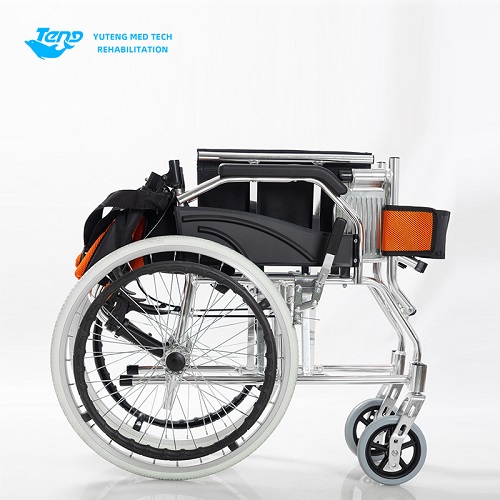 Na kung saan ay mas mahusay para sa mga matatanda, isang aluminyo wheelchair o isang wheelchair na bakal